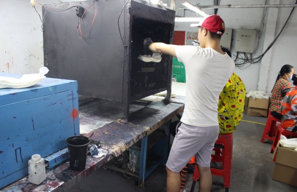 phun màu giày dép